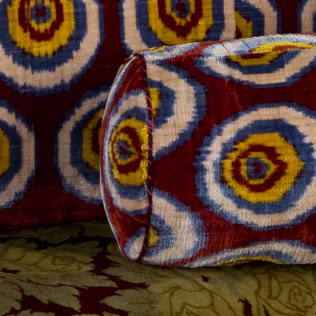 madeleine-weinrib-neueu-gallerie-cushions-decorating-ikat-kotur